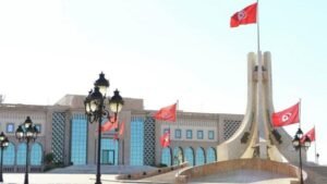 تونس تستدعي السفيرة الفرنسية احتجاجا على مقابلة تلفزيونية مع مطلوب للعدالة