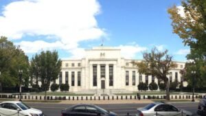 الاحتياطي الفيدرالي الأمريكي يثبت أسعار الفائدة عند نطاق 3.5 – 3.75%