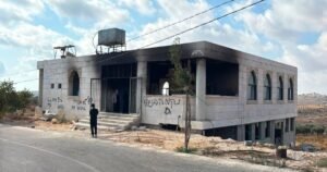 صور وفيديو.. مستوطنون يحرقون مسجدين واعتقال عشرات الفلسطينيين بالضفة