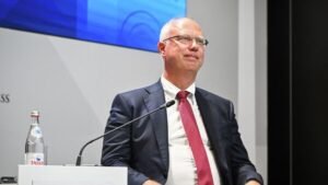 دميترييف: الهجرة في إسبانيا لا تؤدي إلى التنمية بل إلى زيادة الجريمة