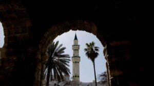 محتجون يغلقون مقر الخارجية في طرابلس ويصعدون احتجاجاتهم للمطالبة بإسقاط الحكومة