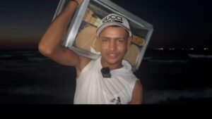 بائع "الفريسكا"… صوت الصيف الذي لا يغيب عن شواطئ مصر