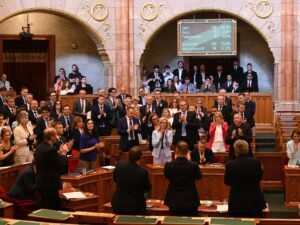 البرلمان المجري يقر تعديلات دستورية تمهد لعزل الرئيس