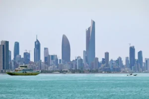 هجمات صاروخية تستهدف الكويت والبحرين… و«تحذير أمني» في قطر