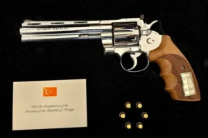 إردوغان يهدي قادة «الناتو» مسدسات وذخيرة خلال قمة أنقرة