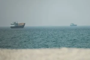 الصين تحض أميركا وإيران على إعادة المرور الآمن عبر «هرمز»