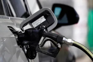 النفط يتراجع عن أعلى مستوياته بشهر بعد إعلان إيران استمرار الاتصالات مع أميركا