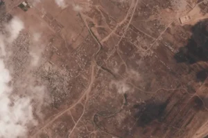 صور بالأقمار الاصطناعية تظهِر بناء إسرائيل جداراً ترابياً يُقسم غزة
