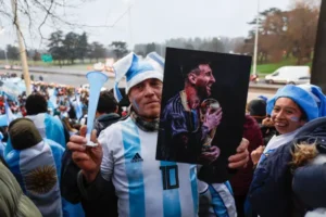 آلاف الأرجنتينيين يستقبلون منتخبهم… وميسي الغائب الأبرز