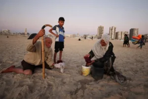 معاناة أم في غزة للحصول على المياه تكشف عن أزمة صحية متفاقمة