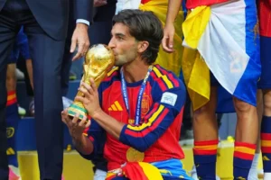 سان جيرمان يستهدف ضم توريس بطل نهائي كأس العالم