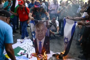 متظاهرون مؤيدون لمادورو يحرقون العلمين الأميركي والإسرائيلي وسط كراكاس