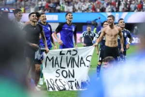 «الفيفا» يحقق بشأن لافتة الأرجنتين عن جزر فوكلاند في كأس العالم