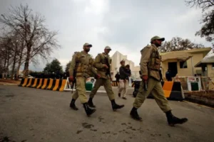 15 قتيلا في هجوم على نقطة تفتيش للشرطة في شمال باكستان