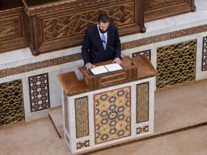 "لا تصفيق ولا هتافات".. كيف قرأ السوريون أول جلسة لمجلس الشعب الجديد؟