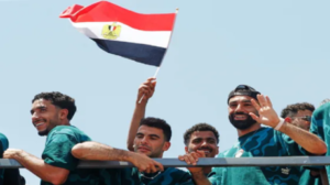 سائق دليفري يتحول إلى "تريند" بعد فيديو بجوار حافلة منتخب مصر.. ماذا فعل؟