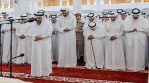 في مشهد مؤثر.. أمير قطر يحمل جثمان والده الراحل حمد بن خليفة خلال مراسم تشييعه (صورة + فيديو)