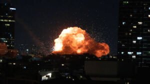 ضربات أمريكية جديدة تستهدف بوشهر وهرمزغان.. قصف جسور ونفق وإغلاق طرق رئيسية جنوب إيران