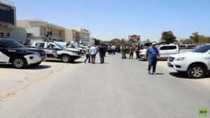 ليبيا.. السواتر الترابية وشعارات إسقاط الحكومات تواصل إغلاق المؤسسات الرسمية في العاصمة