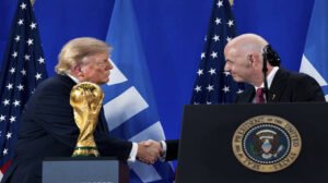بلاتر يهاجم إنفانتينو بسبب مشروع "بيع" كأس العالم وعلاقته بترامب