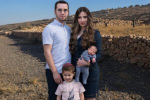 صحفي إسرائيلي يستخرج رخص أسلحة لعائلته لسرقة أرض فلسطينية