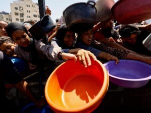 مشاهد متداولة لغزيين يلقون لحوم المساعدات في الشارع.. ما حقيقتها؟