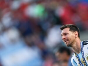 بالفيديو.. ميسي يبكي عقب خسارة كأس العالم وجمال يواسيه في الملعب