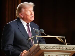 سنضرب بقوة.. ترمب يتوعد طهران بـ"درس قاس"