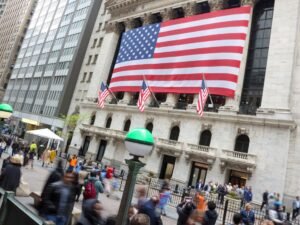 بعد 18 شهرا من ولاية ترمب.. اقتصاد أمريكي صامد وتضخم يضغط على الأسر
