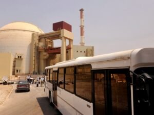 صور أقمار صناعية تُظهر آثار استهداف بمحيط مفاعل بوشهر في إيران
