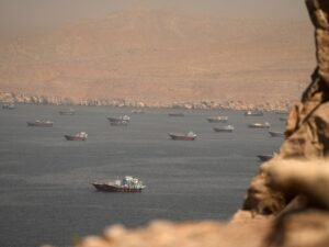 الهجمات الإيرانية تدفع شركات الشحن إلى تجنب ممرات هرمز المدعومة أمريكيا