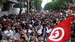 بعد 5 سنوات على إجراءاته الاستثنائية.. متظاهرون يطالبون برحيل قيس سعيّد