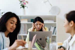 الهرمونات والذاكرة.. ماذا يحدث لدماغ المرأة في الأربعين؟