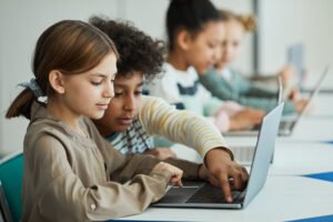 بين السعر والأداء والأمان.. كيف تختار حاسوب طفلك في عام 2026؟