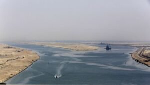 الحكومة المصرية تحسم جدل "رهن قناة السويس" مقابل الديون