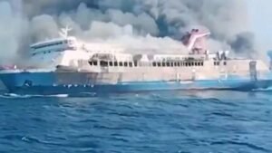 مقتل 5 أشخاص وفقدان العشرات إثر حريق في عبارة قبالة سواحل إندونيسيا