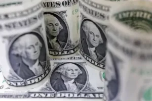 الدولار يرتفع قليلاً بدعم من صعود النفط وترقب بيانات التضخم