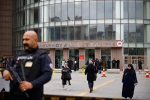 محكمة تركية تقضي بحبس رؤساء بلديات معارضين