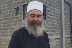 "لم يبقَ في الميدان إلا حديدان".. بعد حل "قسد" ما مصير الهجري بالسويداء؟