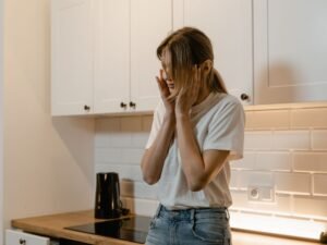 دراسة تجيب.. لماذا تثير أصوات المضغ غضب بعض الأشخاص؟