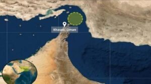 إصابة ناقلة في مضيق هرمز بقذيفة مجهولة المصدر