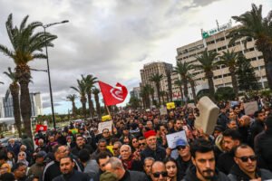 حرارة السجون وتصاعد المناشدات.. هل تتجه أزمة معتقلي تونس نحو حسم إنساني؟