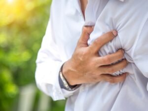 5 أعراض قد يخفي القلب وراءها حكاية