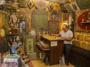 شاهد.. حِرفي سوري يحمي تراثا عمره 1400 عام من الاندثار