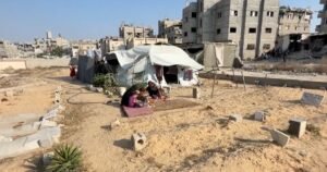 "بدنا نروّح".. نازحو خان يونس يلجؤون إلى المقابر بعد تدمير مخيماتهم