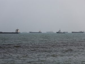 النفط يهبط وسط محادثات لفتح مضيق هرمز