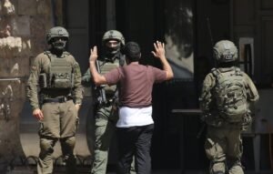 الضفة الغربية.. المستوطنون يبدؤون وجيش الاحتلال يكمل