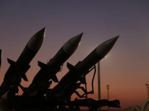 إيران تقصف قاعدتين أمريكيتين في الأردن ردا على الضربة في مضيق هرمز