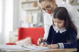 معارك الصفحات البيضاء.. هل يسرق الذكاء الاصطناعي عقول الطلاب؟