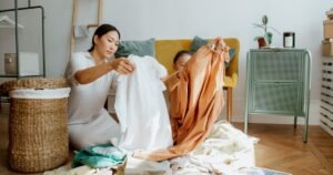رائحة مزعجة رغم تكرار الغسيل.. الحل قد يبدأ قبل تشغيل الغسالة